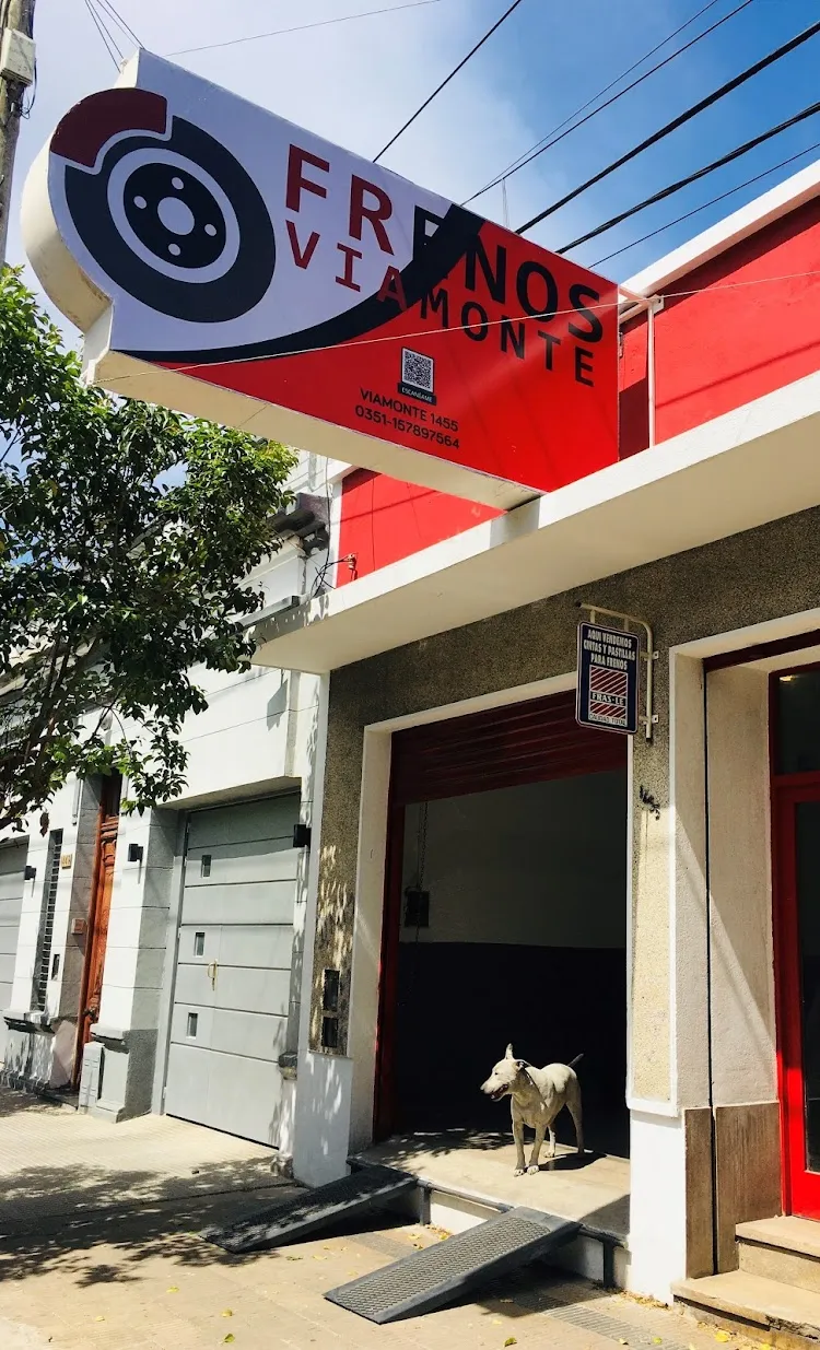 Fachada del taller Frenos Viamonte en Córdoba con cartel de ingreso