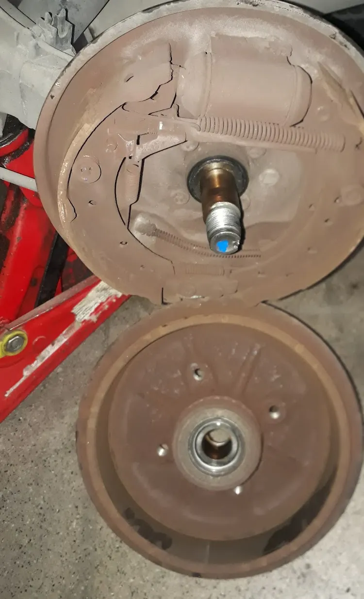 Conjunto de frenos desgastado listo para reemplazo en taller mecánico