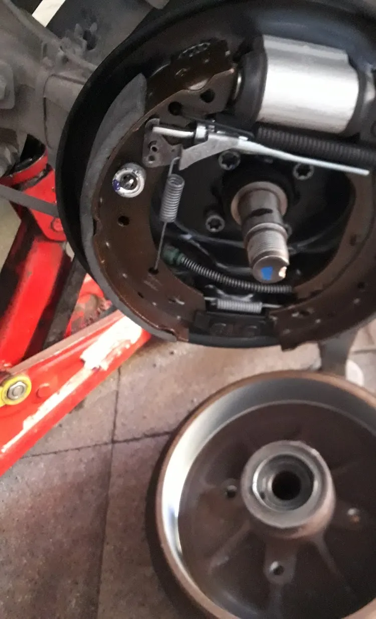 Pastillas y discos de freno nuevos instalados en vehículo