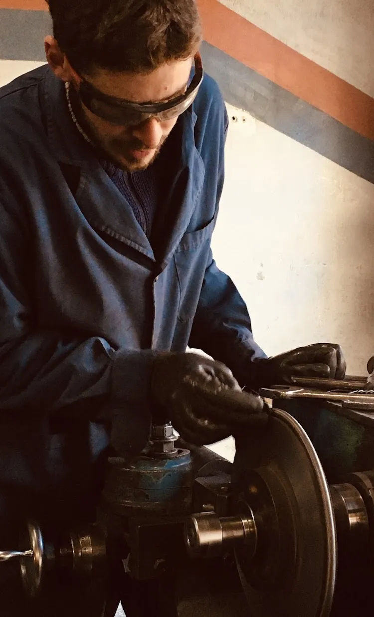 Técnico operando rectificadora de discos de freno en Frenos Viamonte